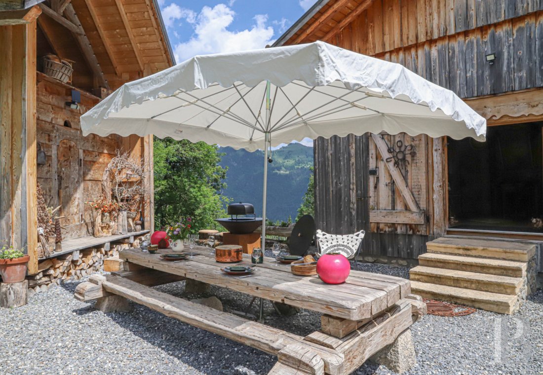 En Haute-Savoie, non loin de Morzine, une grange chalet traditionnelle en plein alpage - photo  n°9